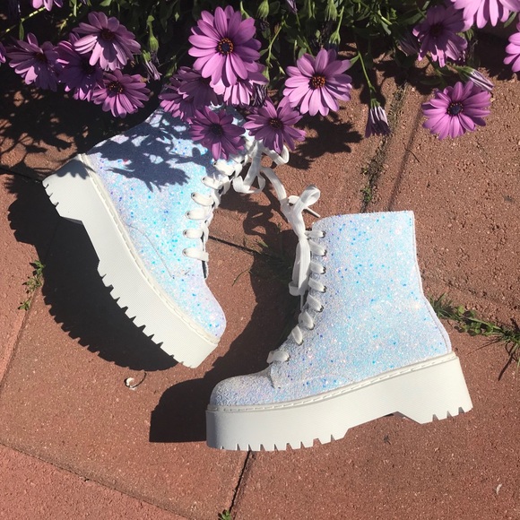 New white boots 5 & 8 left - Picture 4 of 11